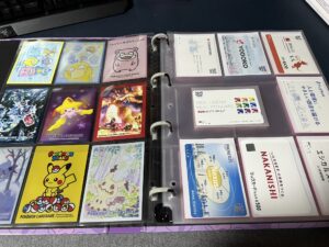 株主優待でもらったQUOカードをカードスリーブに入れ、コレクションファイルで保管している様子