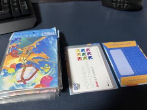 株主優待QUOカードをスリーブに入れたままポケモンのポチ袋へ収納できる様子。プレゼント用にも使いやすいサイズ感